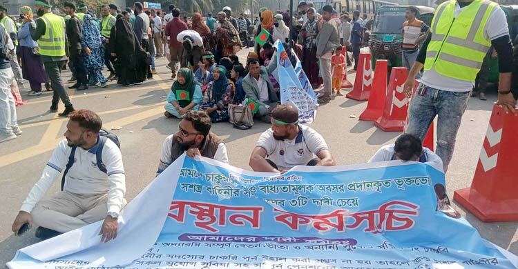 জাহাঙ্গীর গেটের সামনে সশস্ত্র বাহিনীর চাকরিচ্যুত সদস্যদের অবস্থান